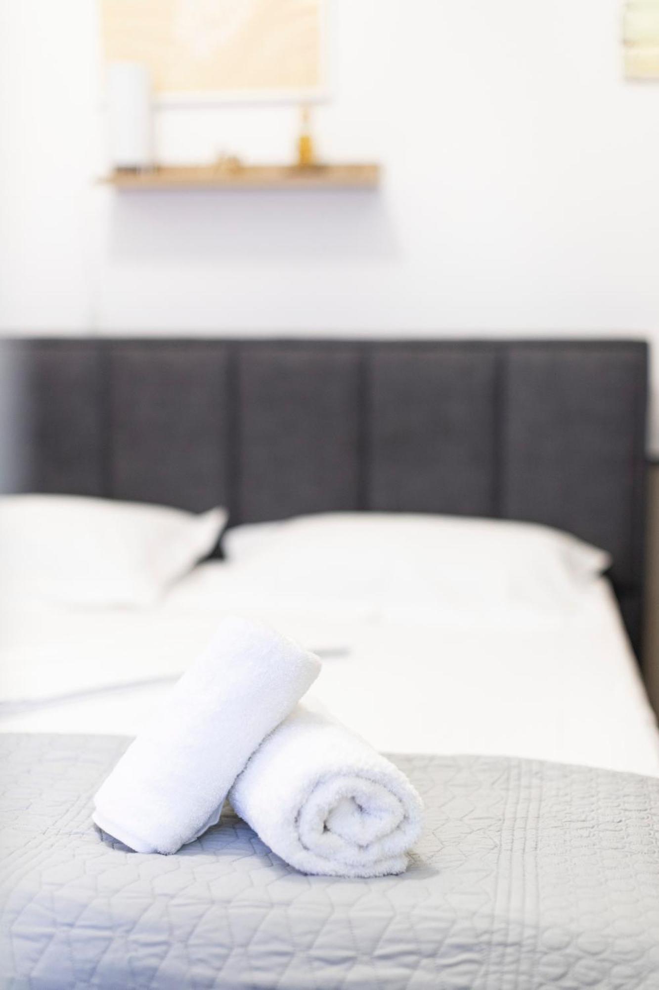 Tiny Cute Near The Center - 5 Min Walk Apartment Tirana