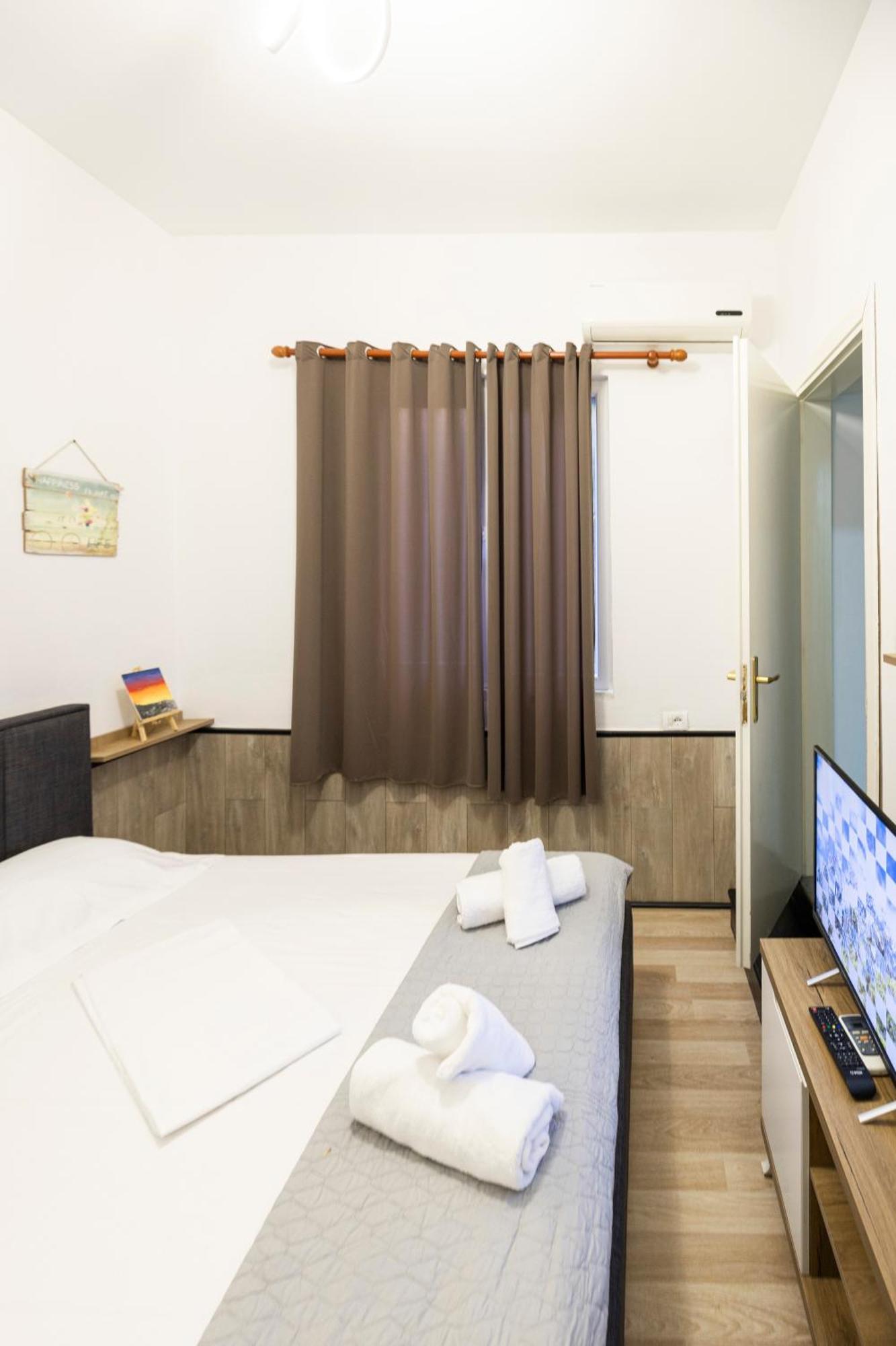 Tiny Cute Near The Center - 5 Min Walk Apartment Tirana